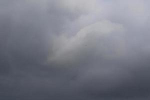 clima tormentoso y nubes oscuras foto