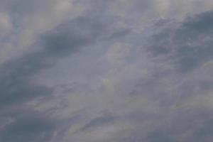 clima tormentoso y nubes oscuras foto