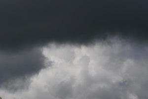 clima tormentoso y nubes oscuras foto