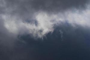 clima tormentoso y nubes oscuras foto