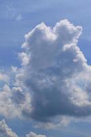 cielo azul claro y nubes blancas foto