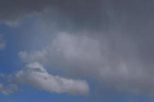 clima tormentoso y nubes oscuras foto