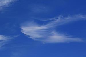 cielo azul claro y nubes blancas foto