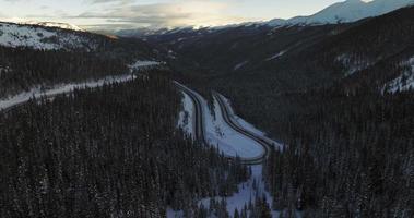 routes sinueuses dans les montagnes rocheuses video