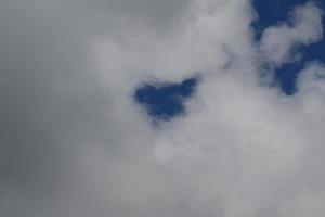 clima tormentoso y nubes oscuras foto