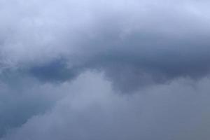 clima tormentoso y nubes oscuras foto