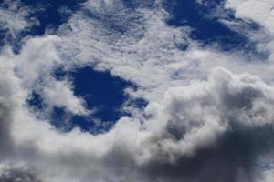 clima tormentoso y nubes oscuras foto