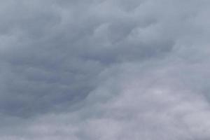 clima tormentoso y nubes oscuras foto