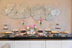 deliciosos dulces dispuestos en la mesa para la recepción de eventos foto