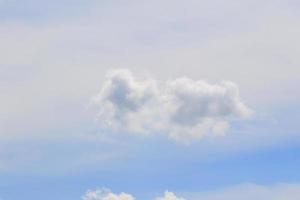 cielo azul claro y nubes blancas foto