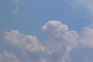 cielo azul claro y nubes blancas foto