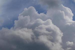 clima tormentoso y nubes oscuras foto