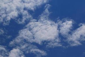 cielo azul claro y nubes blancas foto