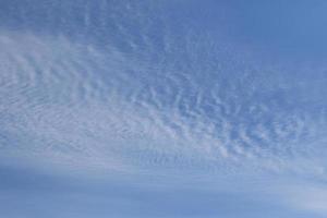 cielo azul claro y nubes blancas foto