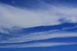 cielo azul claro y nubes blancas foto