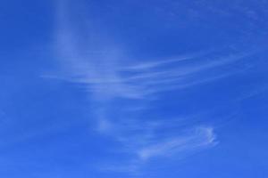 cielo azul claro y nubes blancas foto