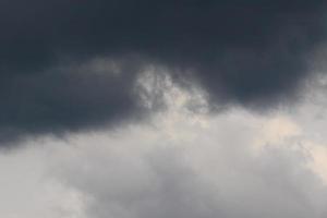 clima tormentoso y nubes oscuras foto