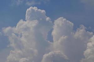 cielo azul claro y nubes blancas foto