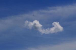 clima tormentoso y nubes oscuras foto