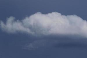 clima tormentoso y nubes oscuras foto