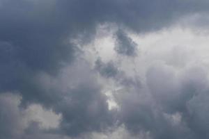 clima tormentoso y nubes oscuras foto