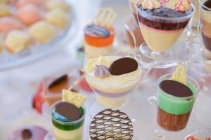 dulces y galletas dispuestas en la mesa para la recepción de bodas foto