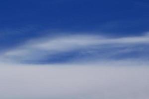 cielo azul claro y nubes blancas foto