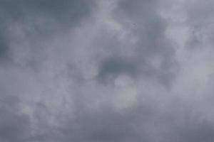 clima tormentoso y nubes oscuras foto