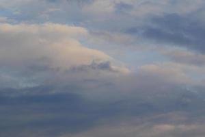 clima tormentoso y nubes oscuras foto