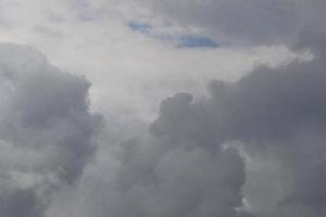 clima tormentoso y nubes oscuras foto