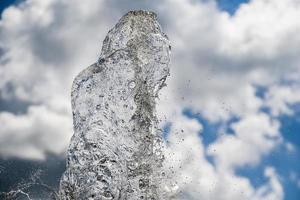 fuente que salpica textura de agua en el cielo foto