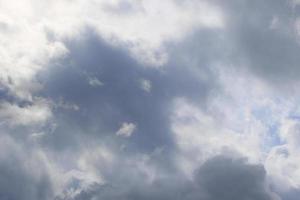 clima tormentoso y nubes oscuras foto