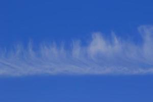 cielo azul claro y nubes blancas foto