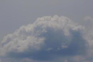 cielo azul claro y nubes blancas foto