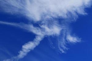 cielo azul claro y nubes blancas foto