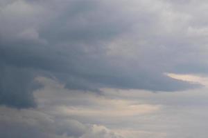 clima tormentoso y nubes oscuras foto