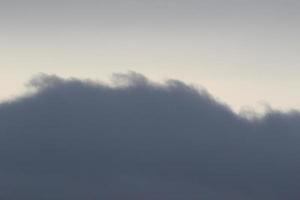 clima tormentoso y nubes oscuras foto