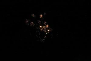 fuegos artificiales coloridos en el cielo negro foto