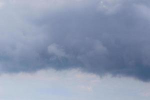 clima tormentoso y nubes oscuras foto