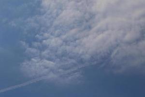 clima tormentoso y nubes oscuras foto