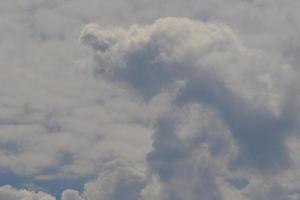 clima tormentoso y nubes oscuras foto