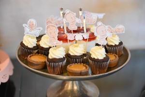 deliciosos dulces dispuestos en la mesa para la recepción de eventos foto