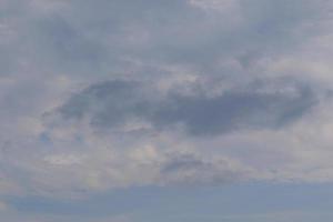 clima tormentoso y nubes oscuras foto