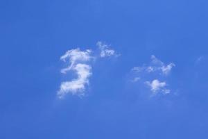 cielo azul claro y nubes blancas foto