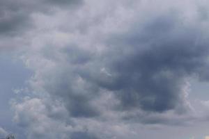 clima tormentoso y nubes oscuras foto