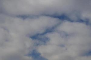 clima tormentoso y nubes oscuras foto