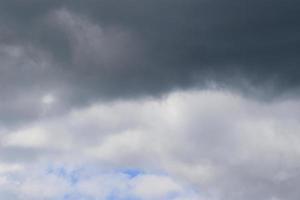 clima tormentoso y nubes oscuras foto