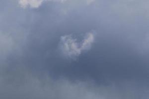 clima tormentoso y nubes oscuras foto