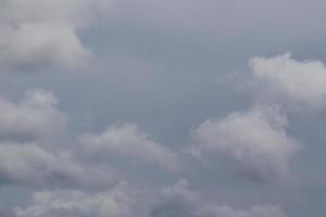 clima tormentoso y nubes oscuras foto