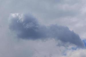 clima tormentoso y nubes oscuras foto